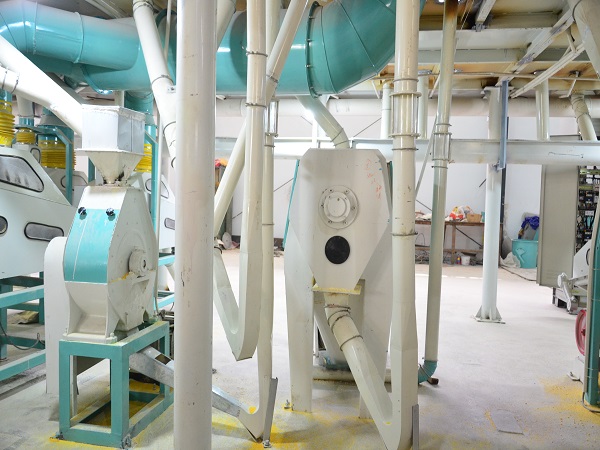 陜西50噸級(jí)玉米深加工機(jī)械安裝調(diào)試現(xiàn)場(chǎng)（圖）